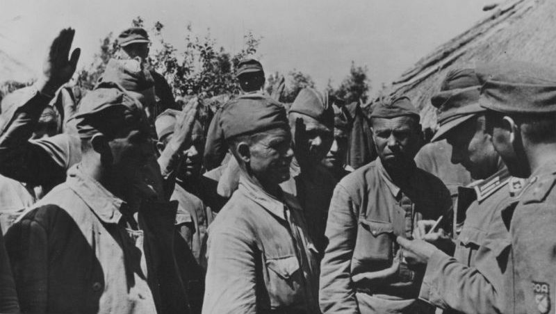 Советские военнопленные записываются в РОА на деревенской улице. 1944 г.