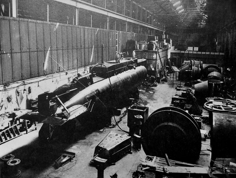 Производство сверхмалой подводной лодки на заводе «Томас Бродбент и сыновья» в Хаддерсфилде. 1943 г. 