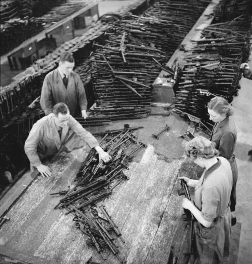 Проверка пистолетов-пулеметов STEN на Королевской Оружейной фабрике в Фазакерли. 1943 г.