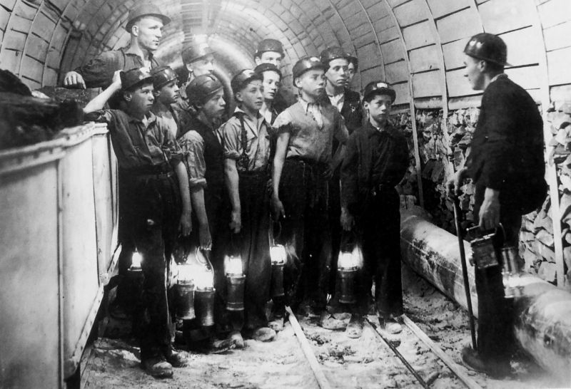 Юные британские горняки перед началом смены в шахте. 1943 г.