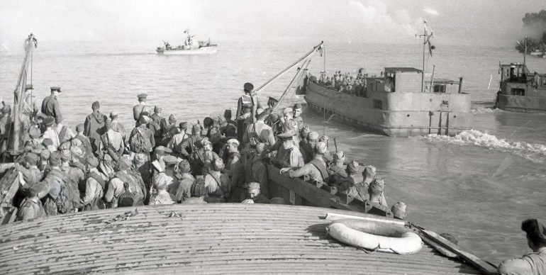 Бойцы 369 батальона морской пехоты ЧФ во время Днестровской десантной операции. 1944 г.