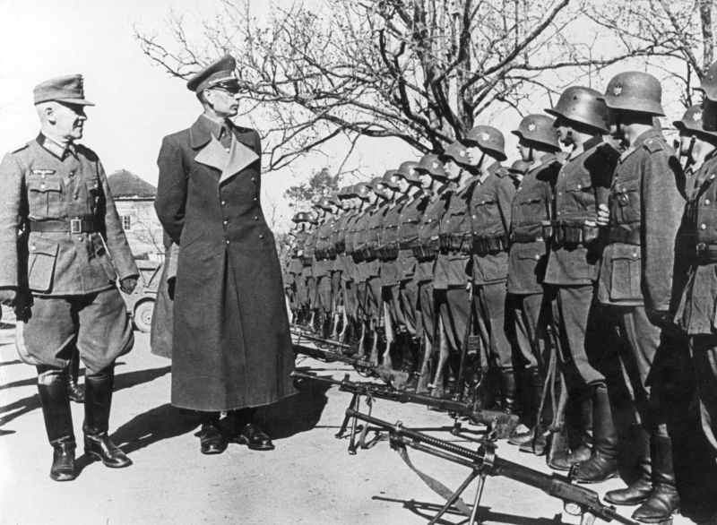 Генерал РОА Андрей Власов проводит смотр частей РОА. 1944 г. 
