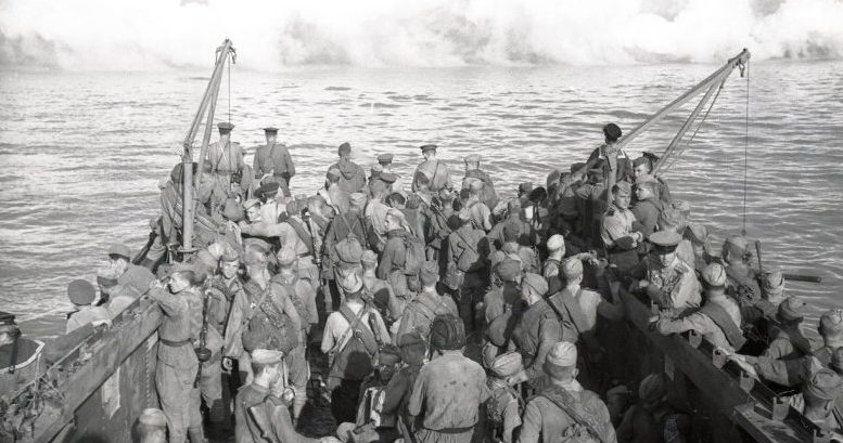 Бойцы 369 батальона морской пехоты ЧФ во время Днестровской десантной операции. 1944 г.