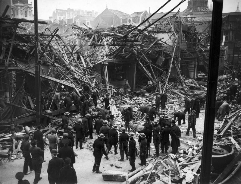 Спасатели на месте падения немецкой крылатой ракеты V-1 в Лондоне. Июль 1944 г. 