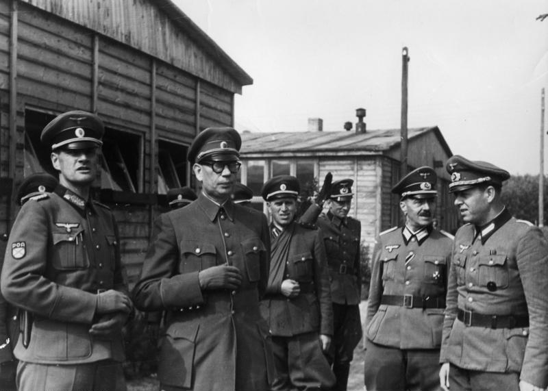Генерал РОА Андрей Власов проводит смотр частей РОА. 1944 г. 