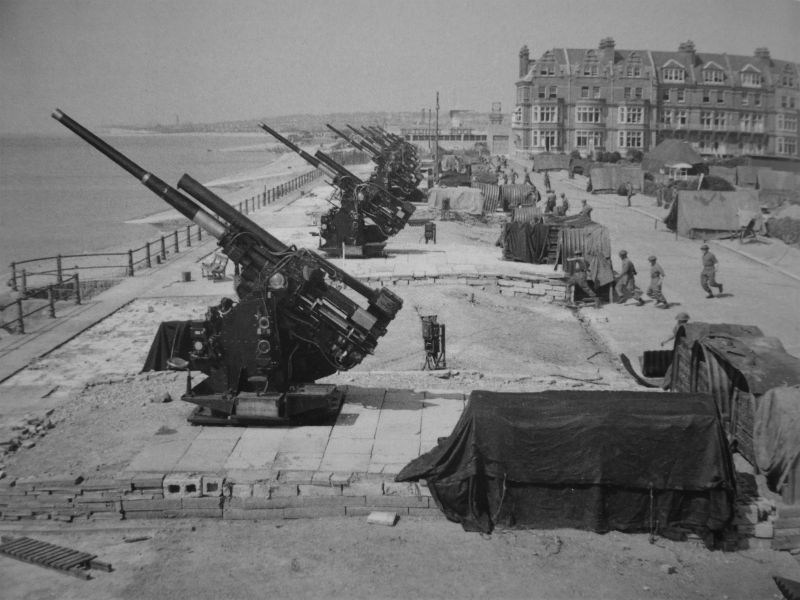 94-мм зенитные орудия в населенном пункте на южном побережье Великобритании. Август 1944 г. 
