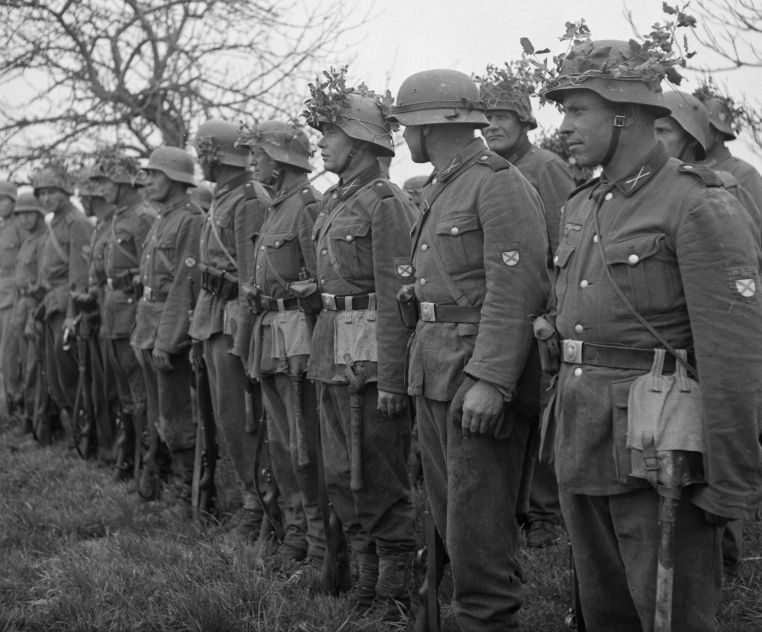 Построение солдат РОА на учениях во Франции. 1944 г. 