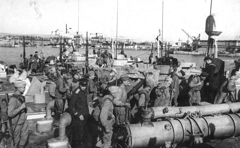 Прием десанта морской пехоты на торпедные катера в румынском порту Констанца. 1944 г. 