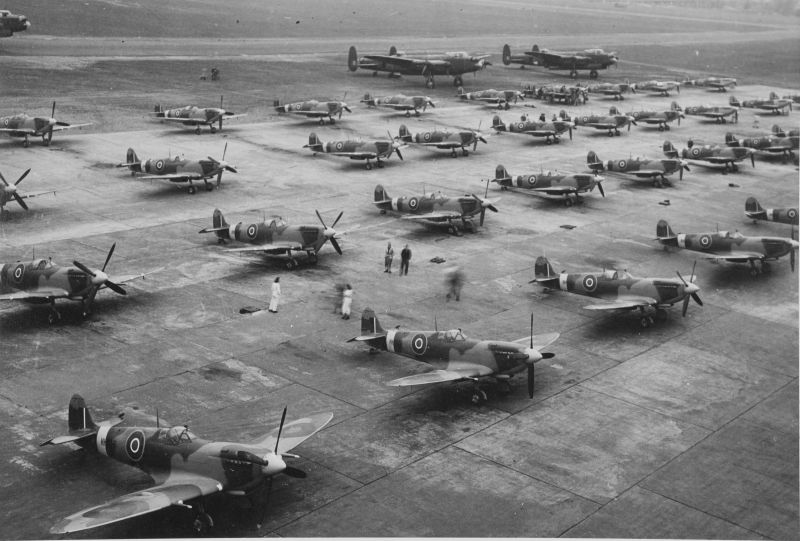 Истребители «Спитфайр» и бомбардировщики «Ланкастер» на заводском аэродроме Касл-Бромвич в Бирменгеме. 1944 г. 
