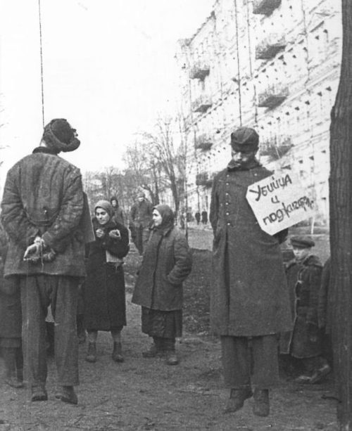 Коллаборационисты и немецкие солдаты, повешенные на Бессарабской площади в Киеве. 1944 г.