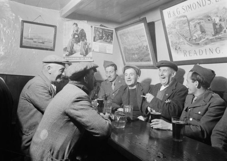 Американские военнослужащие в увольнении выпивают с местными жителями в пабе «Dove Inn» в Бартон-Брэдстоке. 1944 г. 