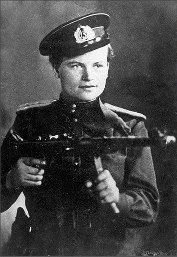 Командир взвода морской пехоты Евдокия Завалий. 1945 г.