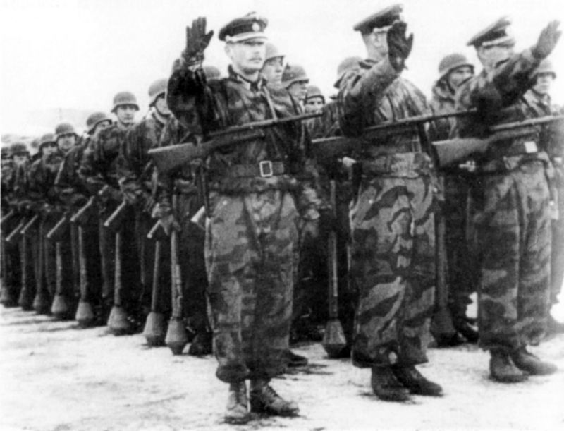 Подразделение 1-й дивизии РОА на параде в учебно-тренировочном лагере в городе Мюнзинген. Февраль 1945 г. 