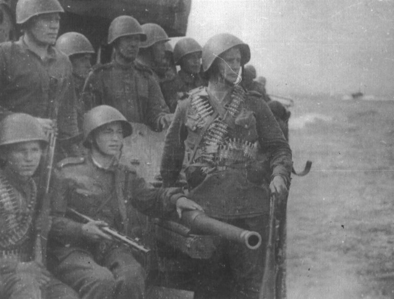 Бойцы 355-го отдельного батальона морской пехоты Тихоокеанского флота перед высадкой в Сэйсине.1945 г. 