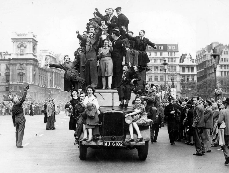 Британские военные и лондонцы на гуляньях в честь Победы над Германией. Май 1945 г. 