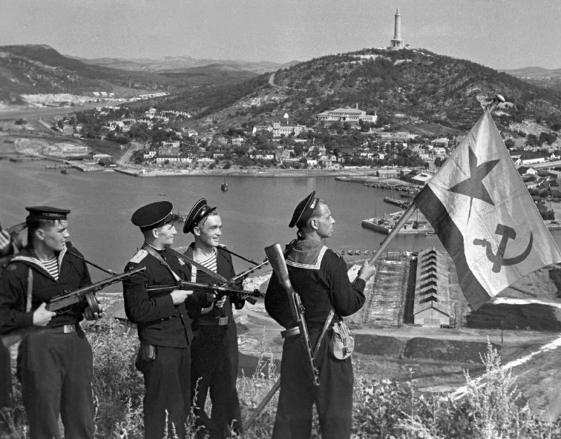 Моряки-десантники Тихоокеанского флота водружают флаг над Порт-Артуром. 1945 г.