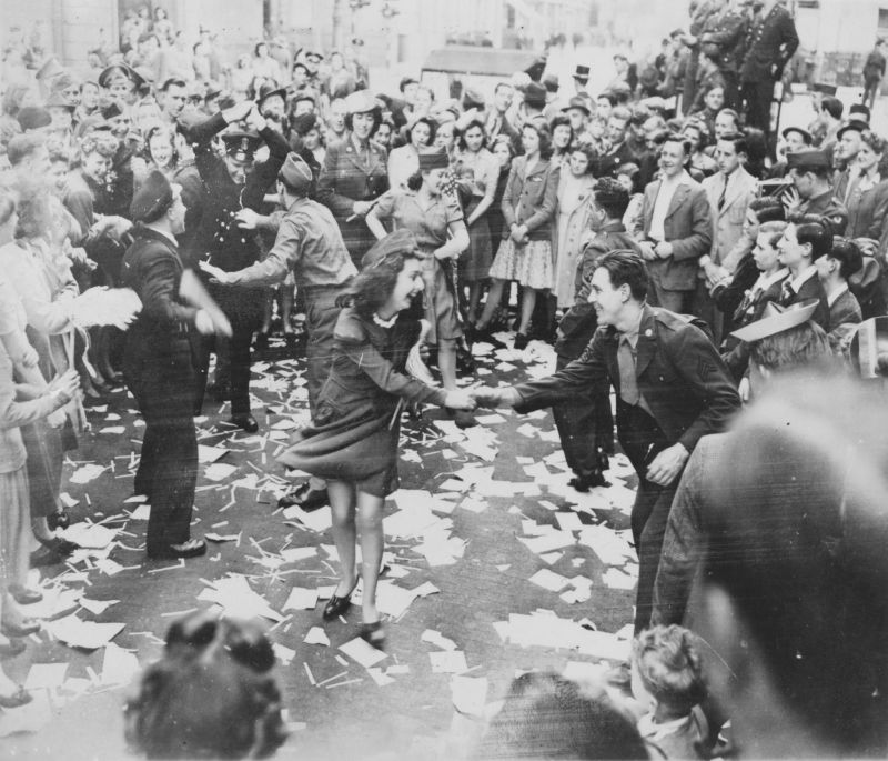 Британские военные и лондонцы на гуляньях в честь Победы над Германией. Май 1945 г. 