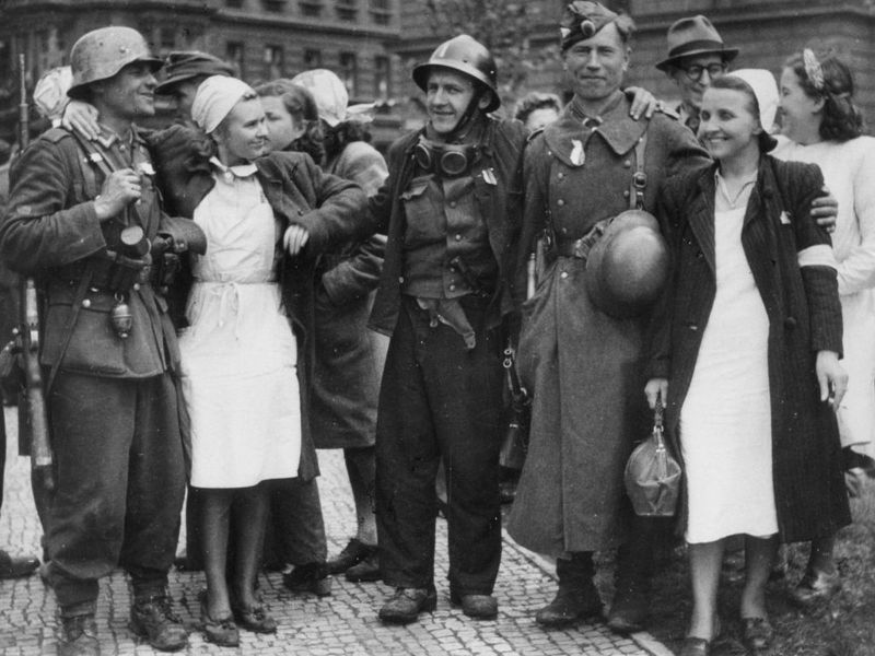 Солдаты РОА на улицах Праги во время Пражского восстания. Май 1945 г. 