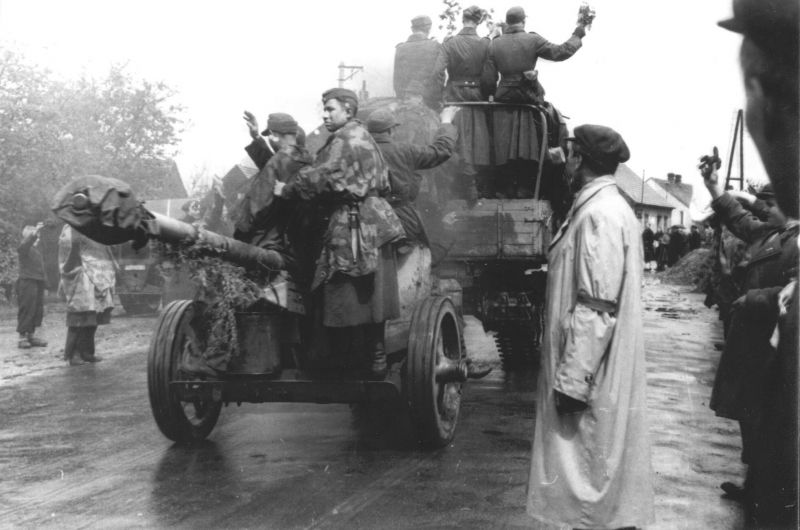 Жители пригорода Праги приветствуют части РОА, поддержавшей Пражское восстание. Май 1945 г. 