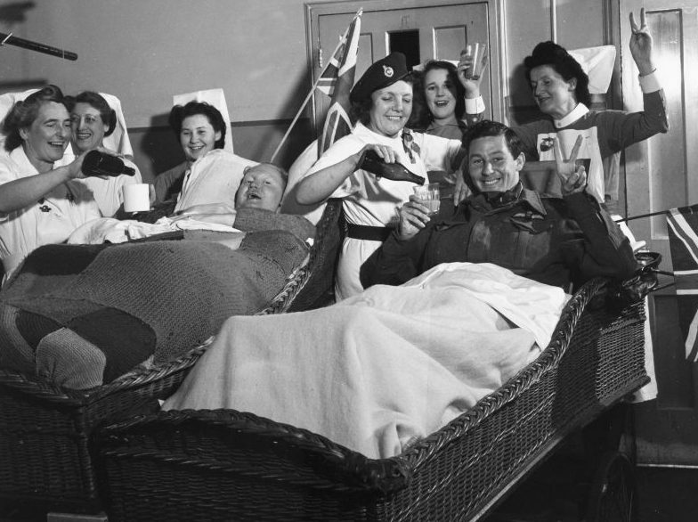 Британские военные и медсестры празднуют день Победы в военном госпитале Хорли. Май 1945 г. 
