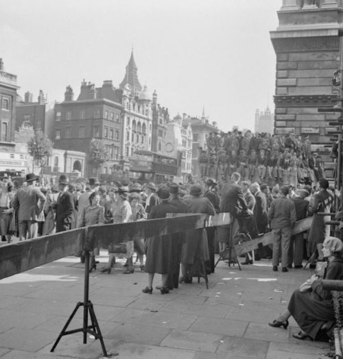Лондонцы ожидают официальной информации об окончании войны с Японией. Август 1945 г.