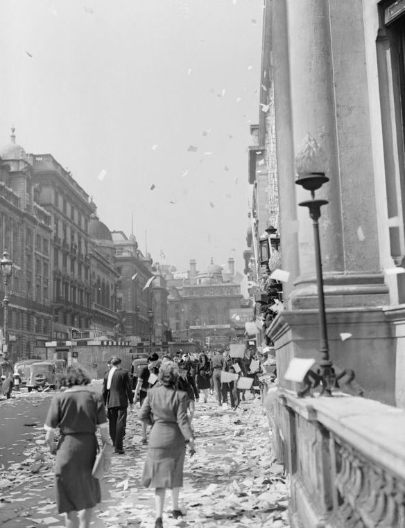 Лондонцы в день объявления о капитуляции Японии. Август 1945 г.