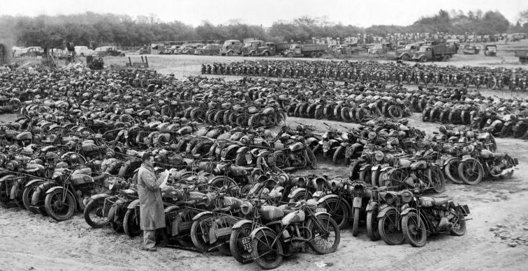 Подготовка к утилизации и распродаже мотоциклов и автомобилей по окончании войны. 1946 г. 