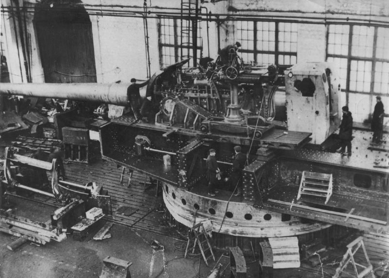 Корабельная 406-мм пушка Б-37 в одноствольной полигонной установке МП-10 в цехе №5 Новокраматорского машиностроительного завода. 1939 г. 