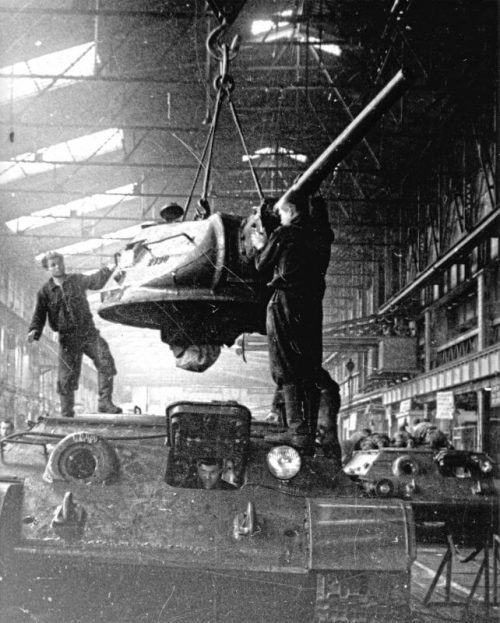 Сборка танков Т-34 в цеху завода № 112 в Горьком. 1941 г.