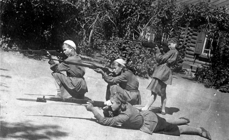 Советские школьницы на занятиях по военному делу в Челябинске. 1939 г. 