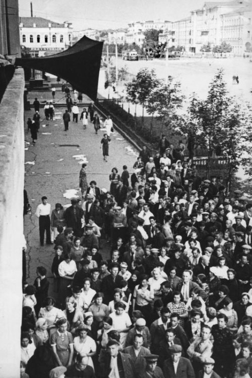 Жители Свердловска слушают выступление В. Молотова о нападении Германии. Июнь 1941 г.