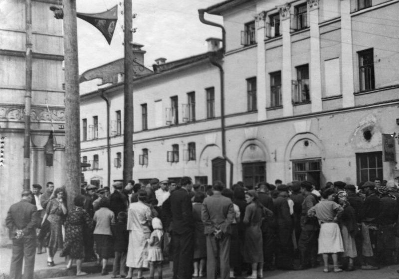 Жители Казани слушают сообщение по радио В.М. Молотова о нападении Германии на СССР. Июнь 1941 г. 