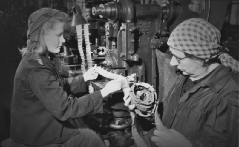 Производство пулеметных лент на обувной фабрике «Скороход» в Ленинграде. 1941 г. 