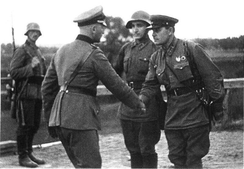 Сентябрь 1939 года, конец польской кампании. Немецкий и советский офицеры пожимают друг другу руки.