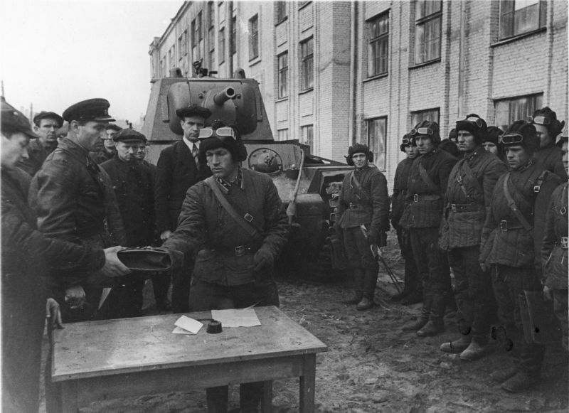 Передача танков КВ-1 экипажам на территории завода №371 в Ленинграде. Октябрь 1941 г. 