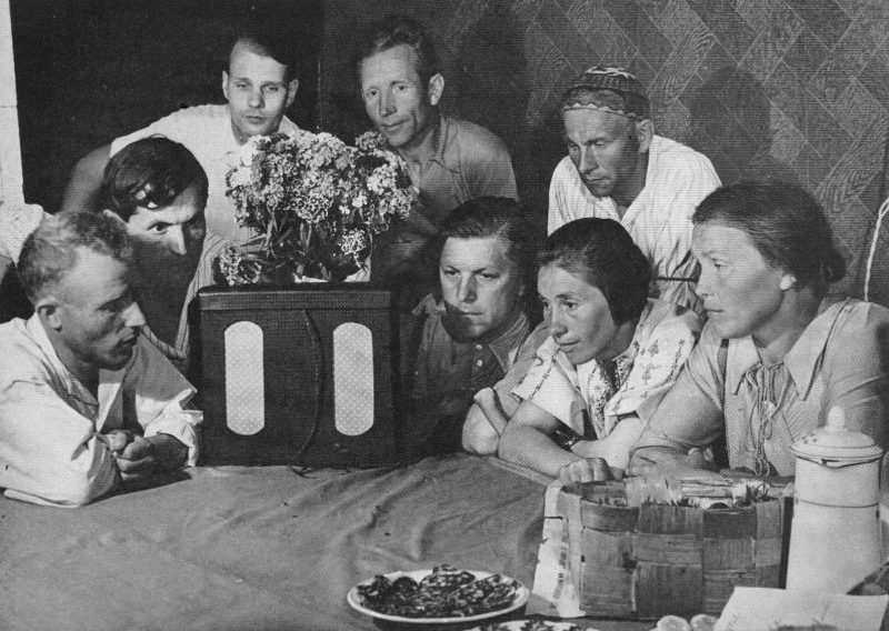 Члены колхоза «Путь Ильича» слушают сводку Совинформбюро. Август 1941 г. 