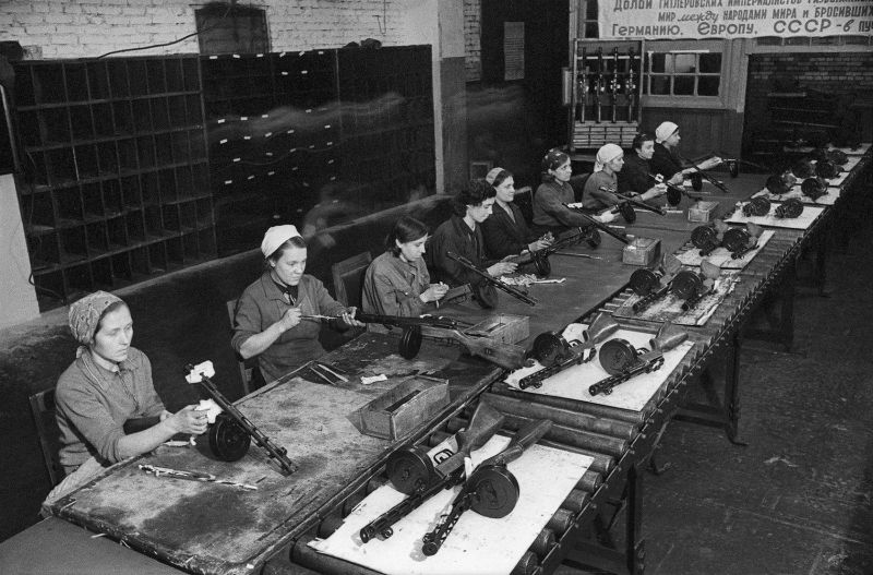 Женщины во время конвейерной сборки пистолетов-пулеметов ППШ на заводе имени К.О. Киркижа в городе Ковров. Октябрь 1941 г. 