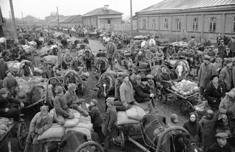 Обоз с продовольствием, собранный колхозниками Ярославской области для Красной Армии. Сентябрь 1941 г. 