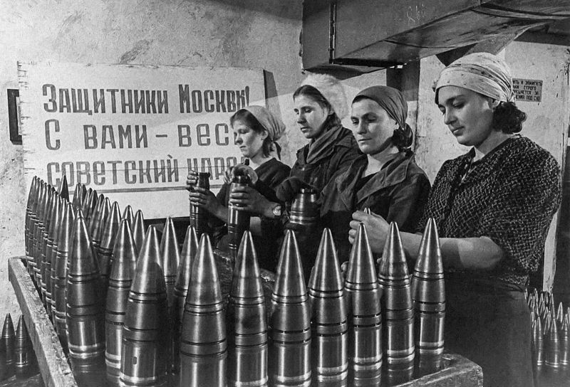 Женщины на производстве снарядов на одном из заводов Москвы. Ноябрь 1941 г. 
