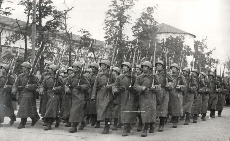 Парад войск в Горьком перед отправкой на фронт. Октябрь 1941 г. 