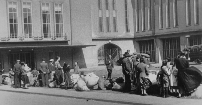 Группа цыган в Кельне перед депортацией в Польшу. Май 1940 г. 