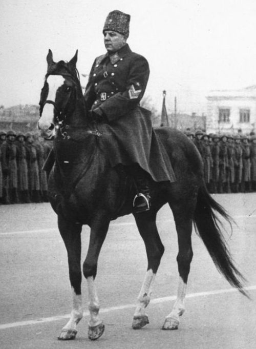 Маршал Советского Союза Климент Ворошилов принимает парад в Куйбышеве. 7 ноября 1941 г.