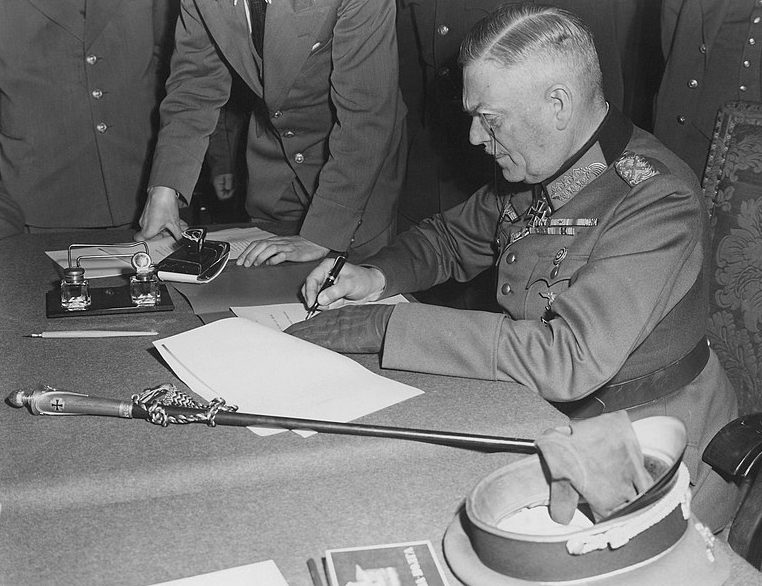 Генерал-фельдмаршал Вильгельм Кейтель подписывает акт о безоговорочной капитуляции Вермахта.