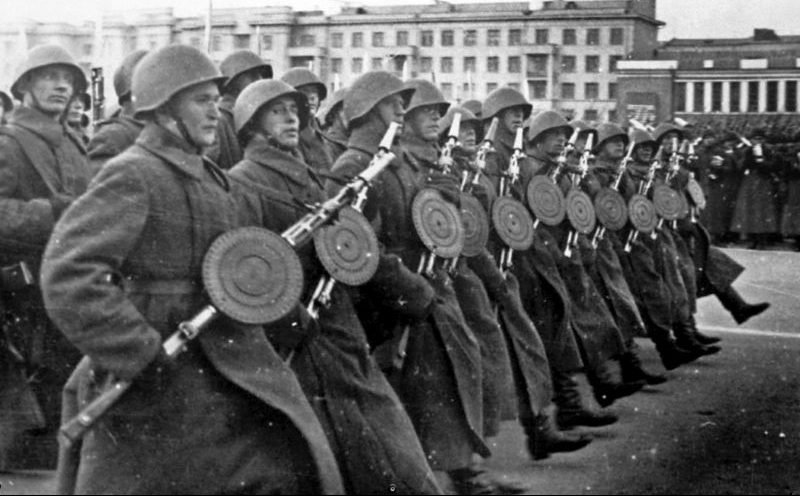 Парад 7 ноября в городе Куйбышеве. 1941 г. 