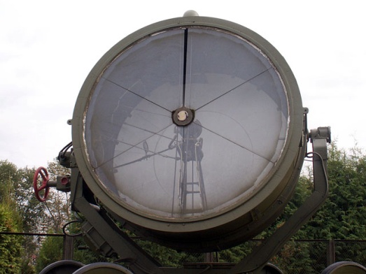 Зенитный прожектор типа 3-15-4Б, образца 1939 года, с дальностью действия около 12 км.