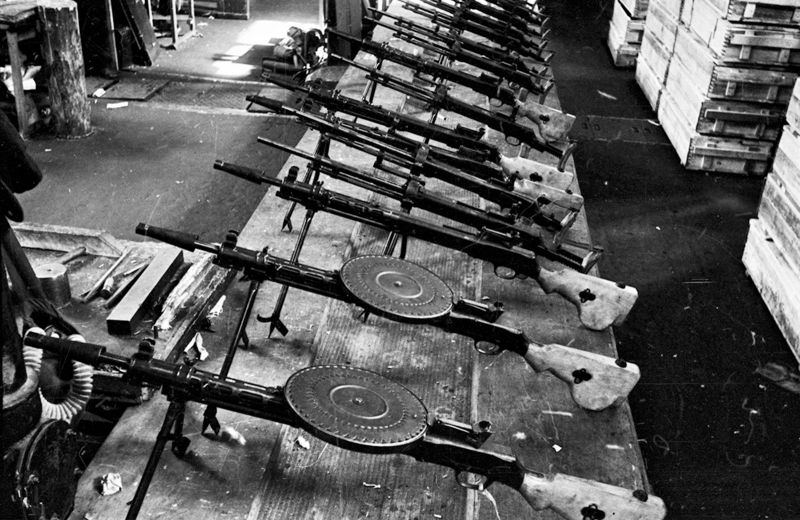Ручные пулеметы ДП-27 и танковые пулеметы ДТ-29 в цехе завода «Арсенал» в Ленинграде. 1941 г. 