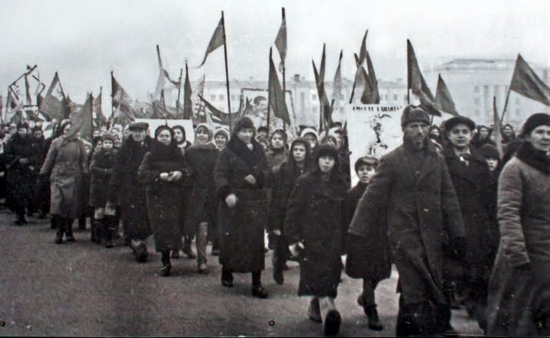 Рабочие на демонстрации 7 ноября 1941 в городе Куйбышеве после парада войск Красной Армии.