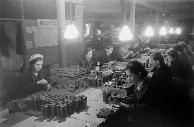 Женщины на производстве ручных гранат РГД-33 в Москве. 1941 г. 