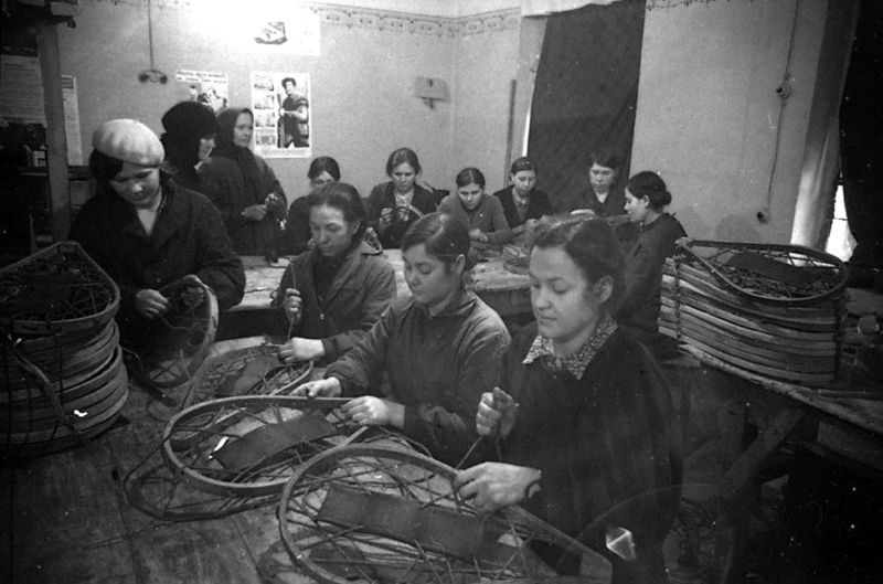 Производство снегоступов в куйбышевской артели «Пролетарский труд». Декабрь 1941 г. 
