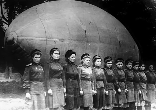 Женское отделение аэростатного заграждения Москвы. 1942 г.